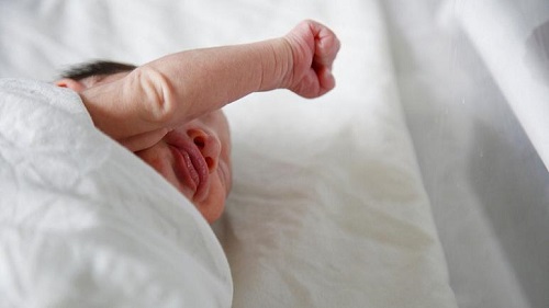 اولین تولد یک نوزاد پس از پیوند رحم در فرانسه