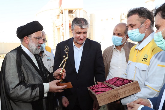 هدیه ویژه کارکنان نیروگاه بوشهر به رئیسی