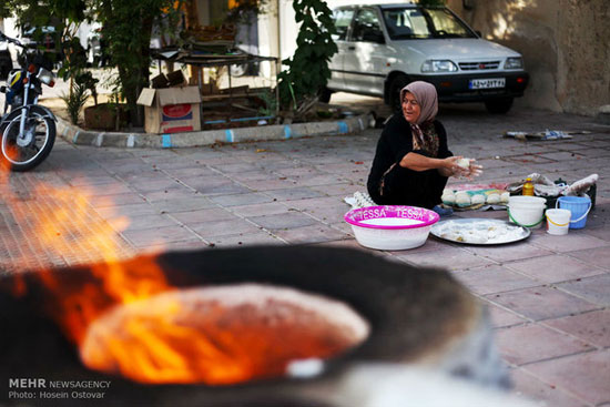 پخت نان سنتی توسط بانوهای بوشهری