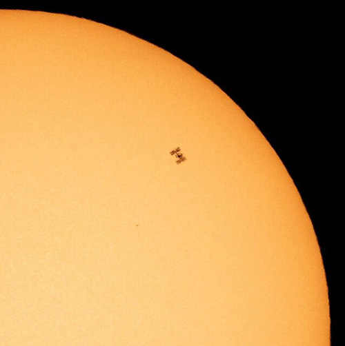 عبور ایستگاه فضایی بین‌المللی از مقابل خورشید
