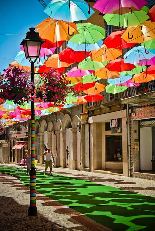 خیابان چترهای رنگی در پرتغال +عکس