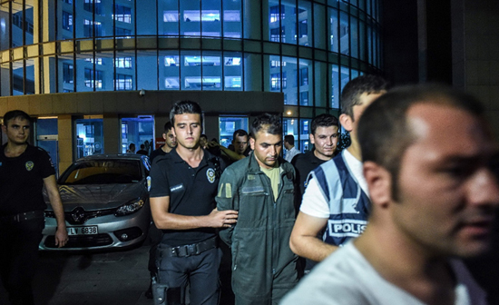 عکس: دستگیری متهمان کودتا در ترکیه
