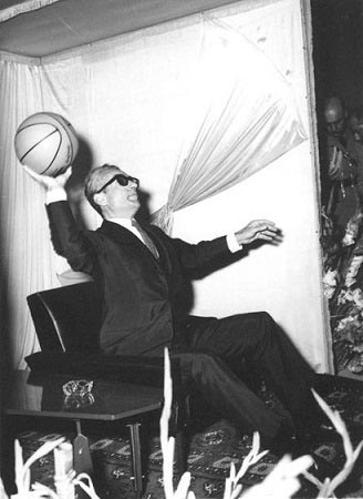 عکس: بسکتبال بازی کردن محمدرضا پهلوی