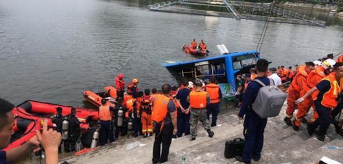 سقوط اتوبوس دانش‌آموزان به رودخانه در چین