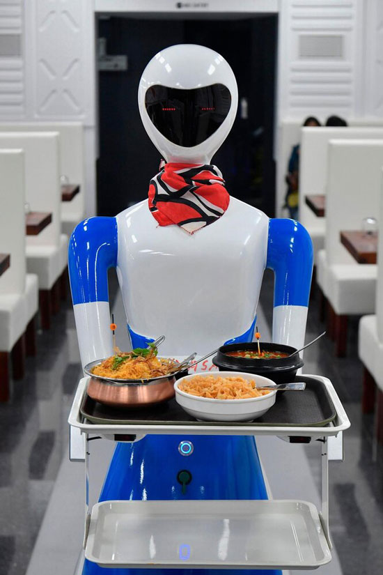 گارسون‌های این رستوران ربات هستند
