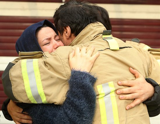 چشمان گریان، خیره به آوار پلاسکو