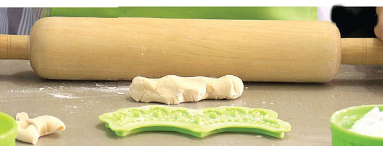آموزش مرحله‌به‌مرحله تزیین کیک با خمیر فوندانت