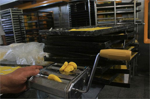 عکس: نحوه پخت زولبیا و بامیه