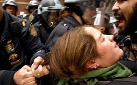 کشیدن موی دختر معترض توسط پلیس/عکس