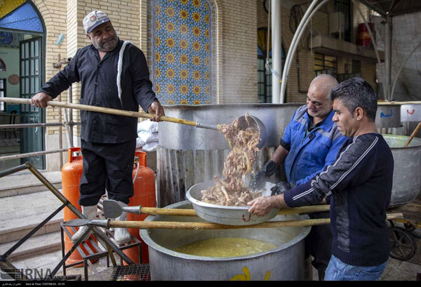 طبخ آش نذری 84 تنی در شیراز