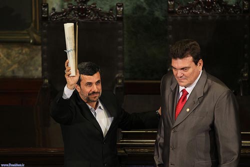 احمدي نژاد دکترای افتخاری گرفت + عكس