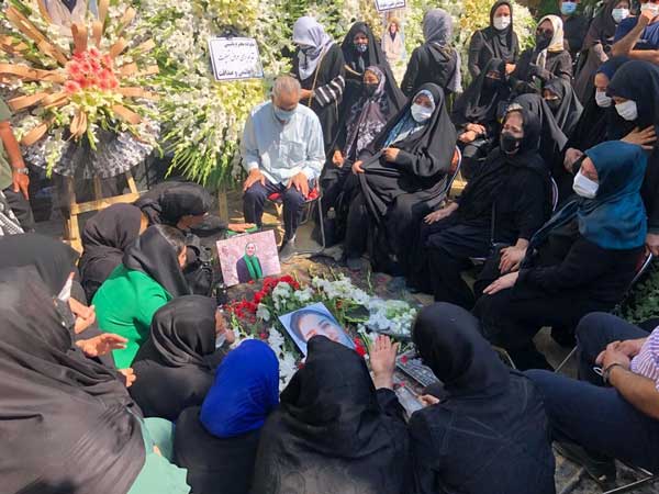 برگزاری آیین یادبود ریحانه یاسینی در بهشت زهرا