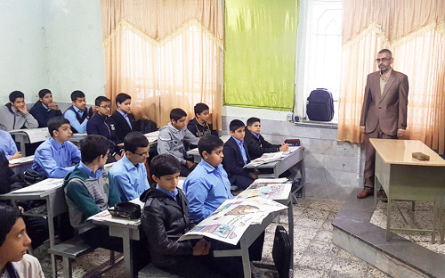 دانش آموزانی که روزنامه می‌خوانند