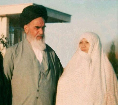 عکس قدیمی از امام و همسرشان در قم