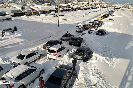 تصاویری از مسافران گرفتار در برف سنگینِ گیلان