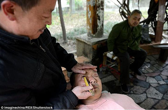 اقدام هولناک آرایشگر، «تراشیدن تخم چشم»