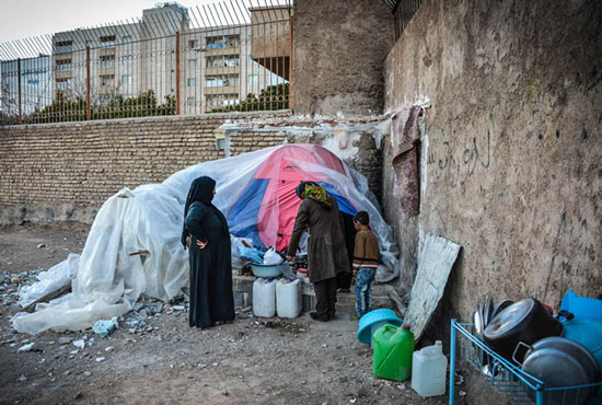 زندگی مادر و فرزندان کنار خیابان! +عکس