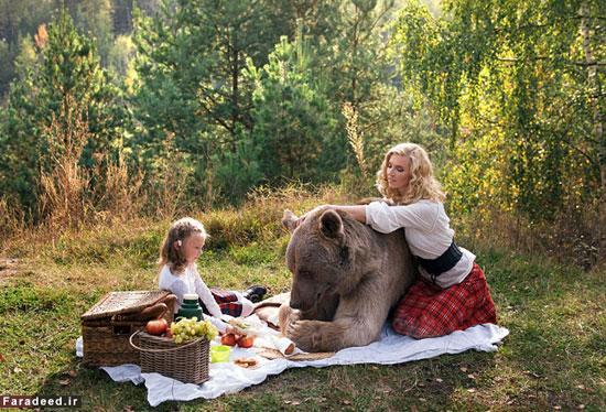پیک‌نیک‌ مادر، دختر و خرس غول‌پیکر!