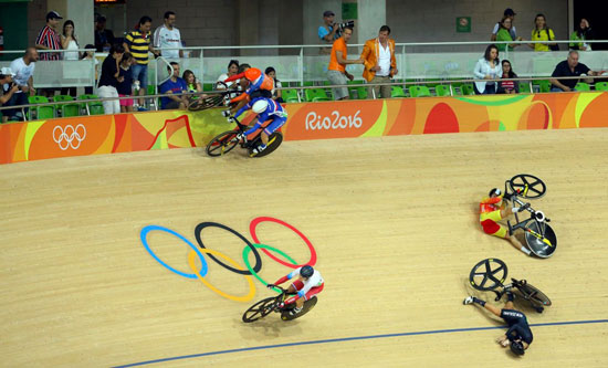 حرکت عجیب یک دوچرخه سوار در المپیک
