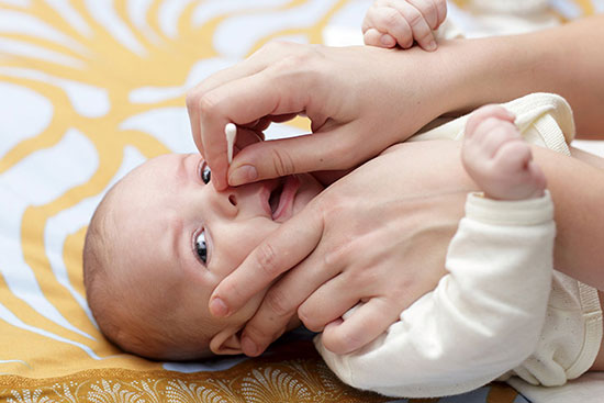 چگونه گرفتگی بینی کودک تازه متولد شده را تمیز کنیم؟