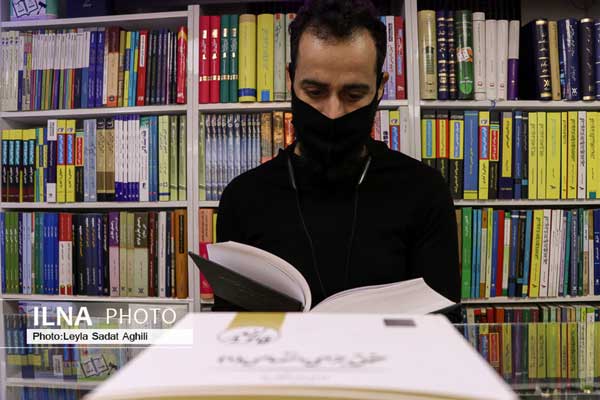 تصاویرِ متفاوت از کتابخوان‌های خیابان انقلاب