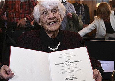 دانشجوی‌ 102 ساله دکتری‌ گرفت! +عکس