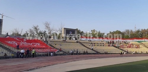 جایگذاری پرچم پرسپولیس در استادیوم دوشنبه