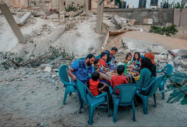 افطار خانواده فلسطینی در کنار ویرانه‌های جنگ