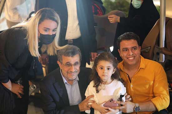 طرفداران خاص احمدی‌نژاد در نمایشگاه اکسپو