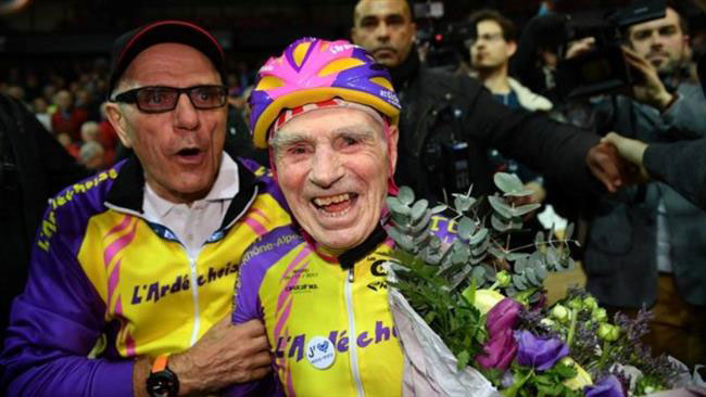 دوچرخه‌سوار 105 ساله رکورد شکست
