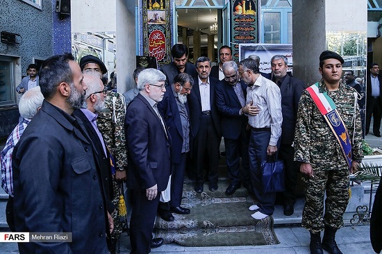 احمدی‌نژاد و دوستان در یک مراسم ختم