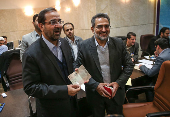 عکس: مردان احمدی‌ نژاد در راه مجلس