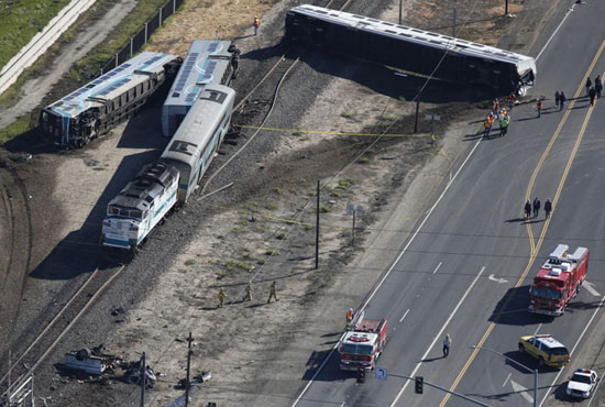 عکس: کامیون قطار را از ریل خارج کرد