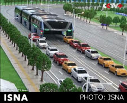 اتوبوسی که از روی خودروها عبور می کند!