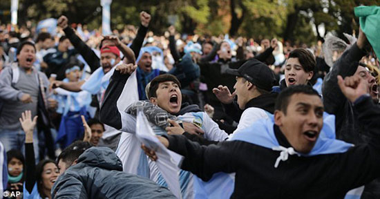 شادی آرژانتینی‌ها در بوینس آیرس پس از صعود