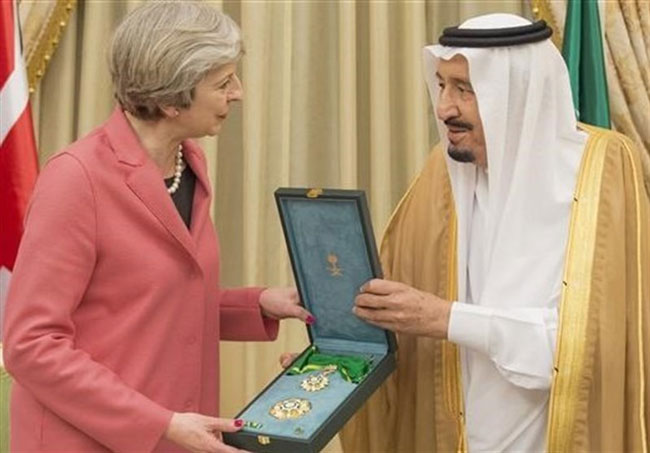 اعطای مدال افتخار آل‌ سعود به « ترزا می»