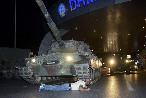 عکس: مقاومت یک مرد مقابل تانک ارتش