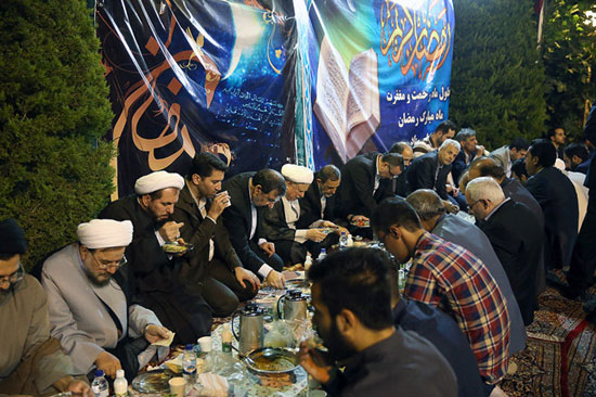 عکس: افطاری هاشمی با کارکنان مجمع