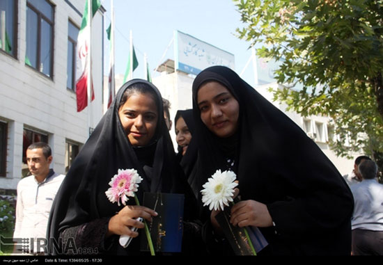 عکس: اهدای گل به دختران گرگانی
