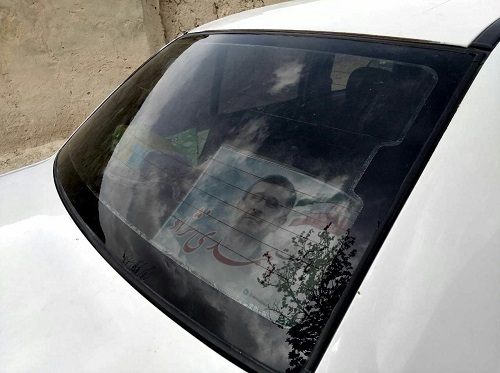 تبلیغات احمدی‌نژادی‌ها به شیشه خودرو‌ها رسید