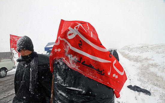 زائران پیاده امام رضا (ع) در برف +عکس