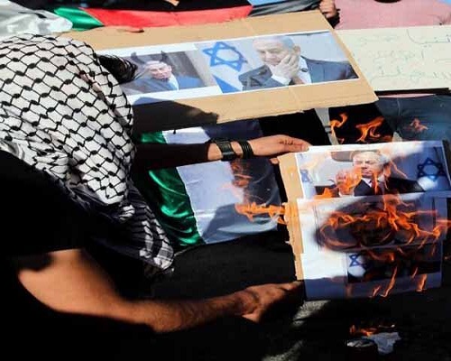 تصاویر نتانیاهو در الخلیل به آتش کشیده شد