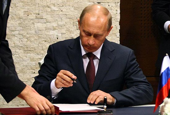 پوتین سند استقلال کریمه را امضا کرد +عکس