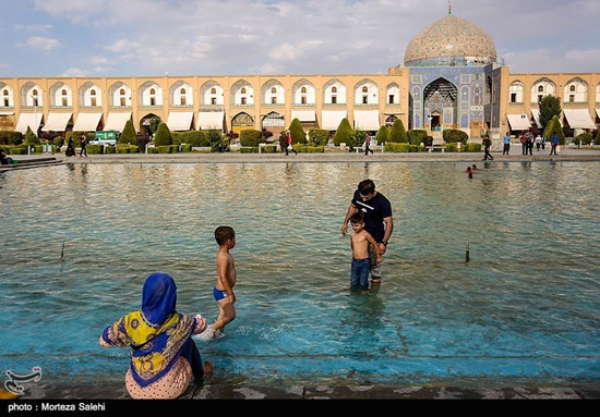 آب بازی کودکان در نقش جهان اصفهان