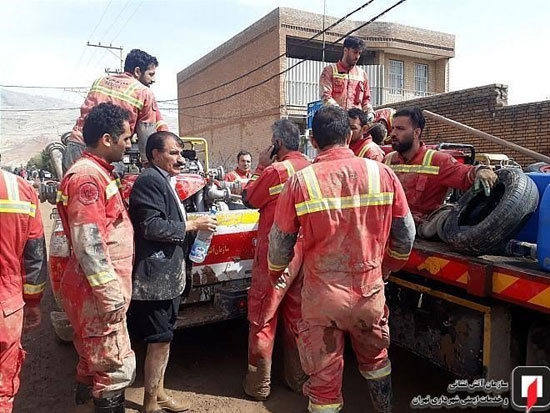 امدادرسانی آتش‌نشانان در مناطق سیل‌زده