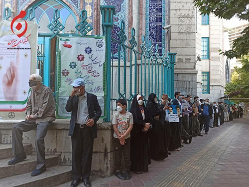 صف رای‌دهندگان در برابر حسینیه ارشاد