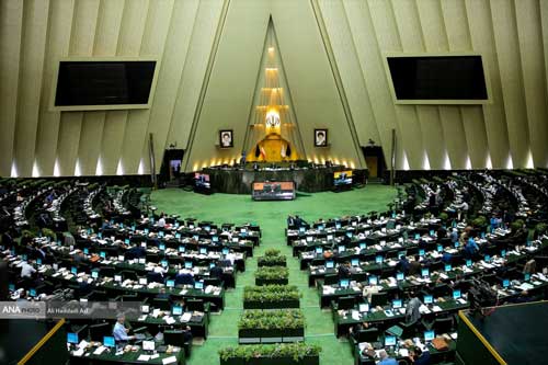 شعرخوانی کنایه‌آمیز خطاب به روحانی در مجلس