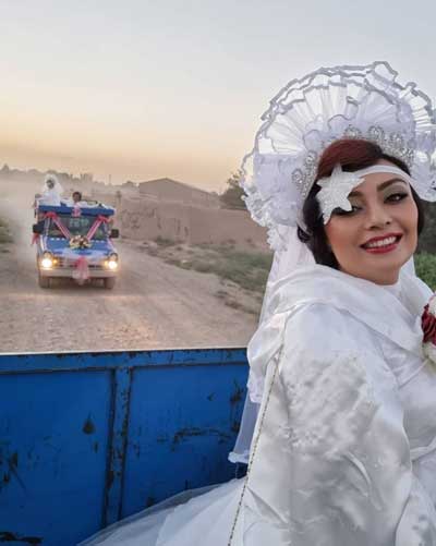 یکتا ناصر در لباس عروس، پشت نیسان آبی
