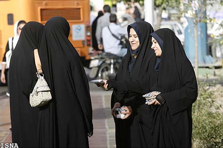 تصاویر اهداي گل به بانوان باحجاب