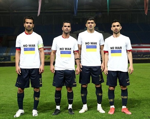 تصویری از حمایت بازیکنان نساجی از اوکراین